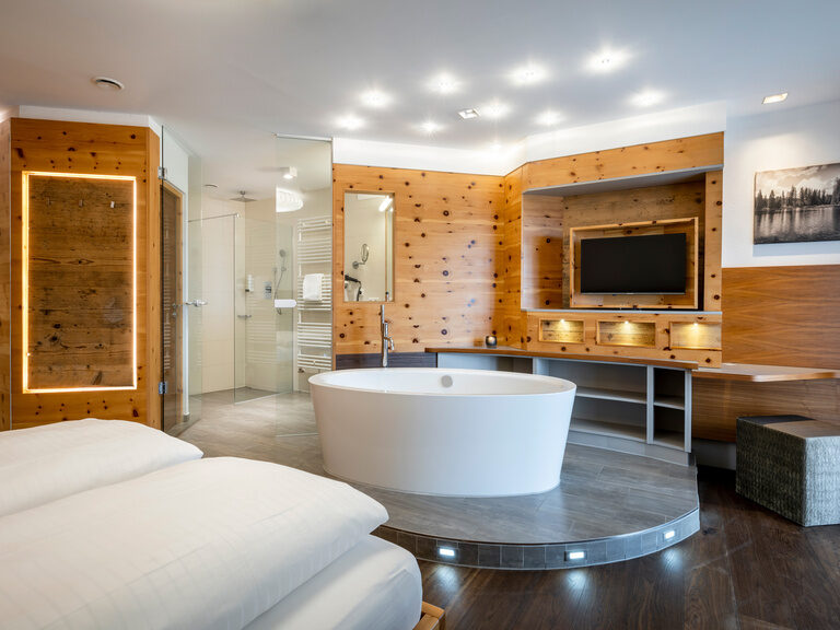 Modernes Luxus-Zimmer mit offener Badewanne, Flachbild-TV und hölzernen Wänden
