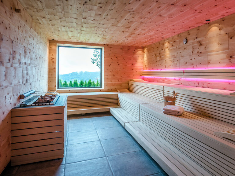 Moderne Sauna mit Beleuchtung und Fenster mit Ausblick auf den Bayerischen Wald