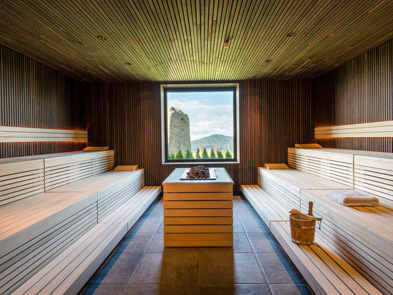 Moderne Sauna mit Panoramafenster im 4-Sterne-Luxushotel Hüttenhof Moderne Sauna mit Fenster mit Blick auf den Bayerischen Wald im Luxushotel Hüttenhof