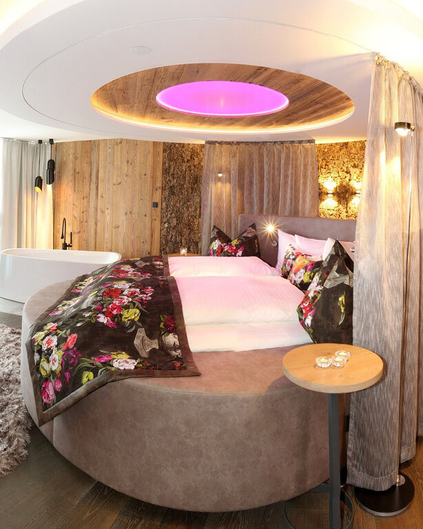 Suite mit rundem Bett, verstellbaren Vorhängen, Waschtisch, Spiegel, Sitzecke und frei stehender Badewanne