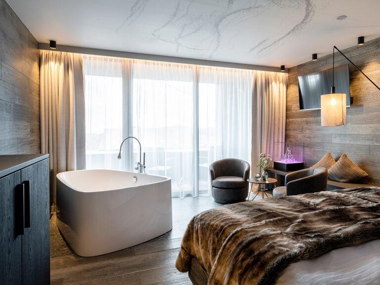Elegantes Doppelzimmer mit integrierter Badewanne, gemütlicher Sitzecke, Flachbild-TV und Balkon