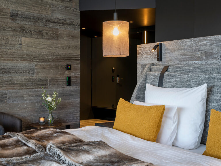 Modernes Zimmer im Wellnesshotel Hüttenhof Bett mit Kissen in einem modernen Zimmer des Wellnesshotel Hüttenhof