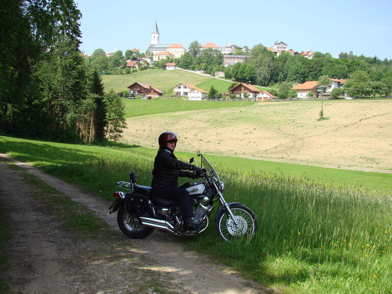 Motorradfahrer am Waldrand im sonnigen Bayerischen Wald