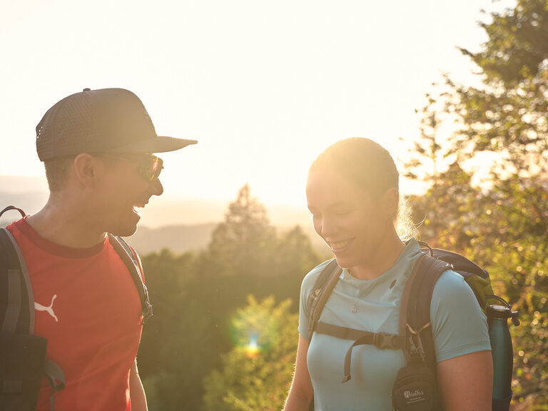 Mountainbike lehnt an Felsen auf Berg im Bayerischen Wald im Sommer