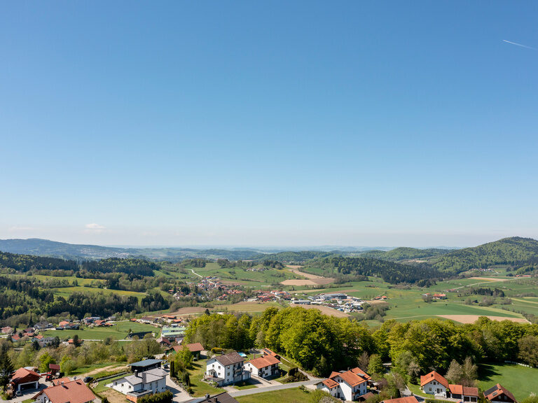 Mountainbike lehnt an Felsen auf Berg im Bayerischen Wald