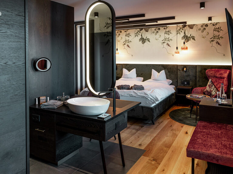 Nahaufnahme von drei gestapelten Handtuch-Rollen im Wellnesshotel Hüttenhof