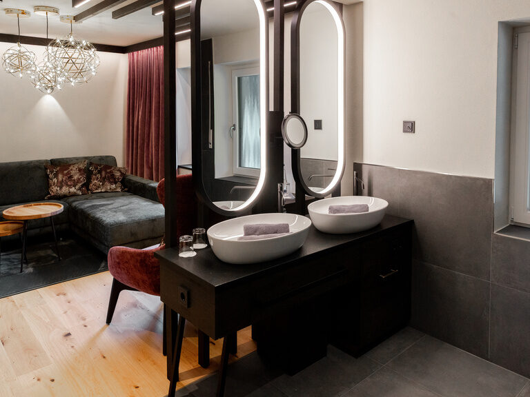 Nahaufnahme von drei gestapelten Handtuch-Rollen im Wellnesshotel Hüttenhof