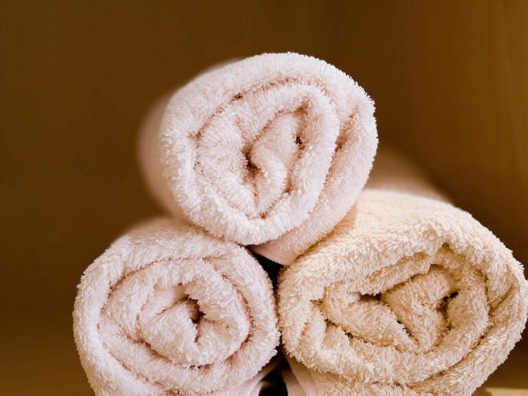 Nahaufnahme von drei gestapelten Handtuch-Rollen im Wellnesshotel Hüttenhof