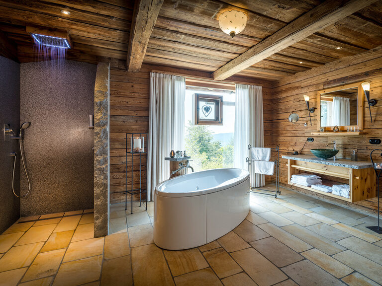 Nahaufnahme modernes rundes Doppelbett mit verstellbaren, automatischen Vorhang