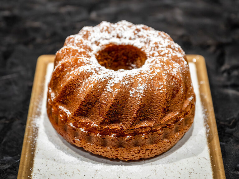 Paar bei Dämmerung auf Dachpool im Wellnesshotel Hüttenhof Paar in Schattenansicht bei goldener Dämmerung im Dachpool im Hotel Hüttenhof