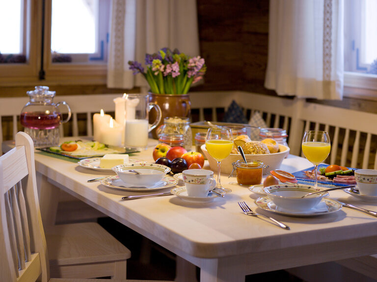 Paar bei Dämmerung auf Dachpool im Wellnesshotel Hüttenhof Paar in Schattenansicht bei goldener Dämmerung im Dachpool im Hotel Hüttenhof
