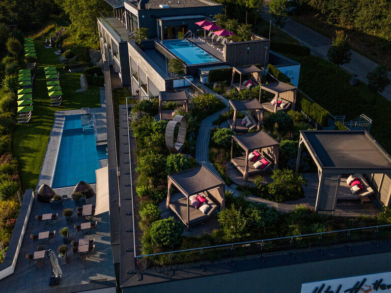 Glückliches Paar stößt in der Lounge mit Sektgläsern an, während sie sich liebevoll anblicken