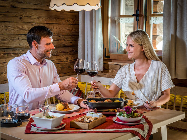 Abendessen im Bergdorf Hüttenhof Grainet Pärchen beim Abendessen im Chalet Hüttenhof in Grainet