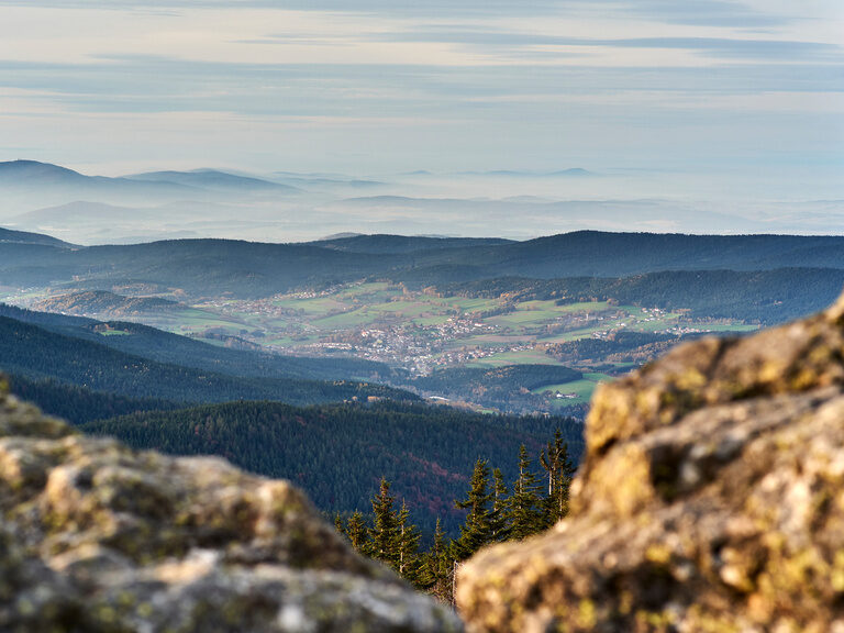 Panoramablick auf Umgebung im Bayerischen Wald nahe beim Luxushotel Hüttenhof Panoramische Luftaufnahme der malerischen Landschaft und Häuser im Bayerischen Wald