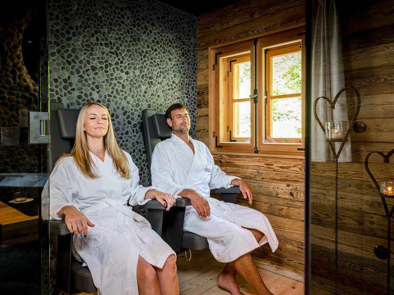 Pool auf Dachterrasse mit Waldpanorama vom 4-Sterne-Wellnesshotel Hüttenhof Pool auf sonniger Dachterrasse mit Sonnenschirmen und Waldpanorama vom Hotel Hüttenhof