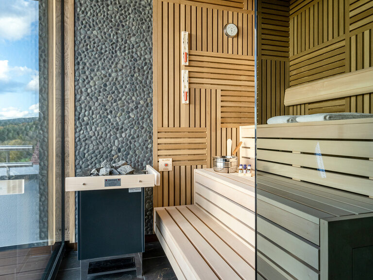 Zimmer mit Whirlpool und privater Sauna im Wellnesshotel Bayerischer Wald - Suite mit Sauna in Bayern