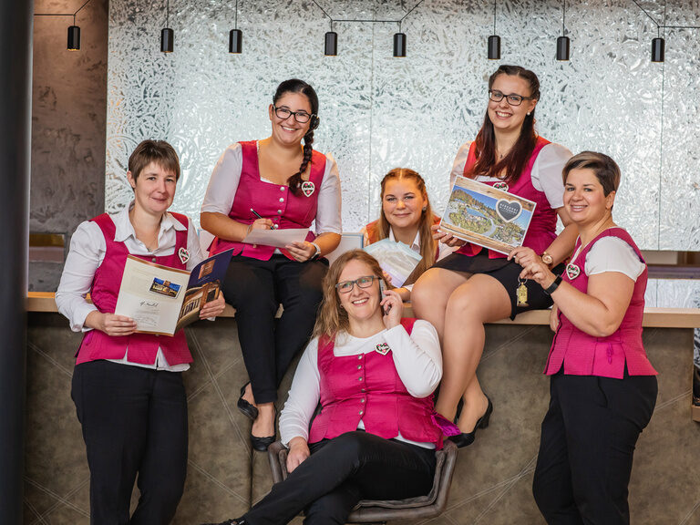 Rezeptionsteam in rosa Trachtenweste im Luxus-Wellnesshotel Hüttenhof