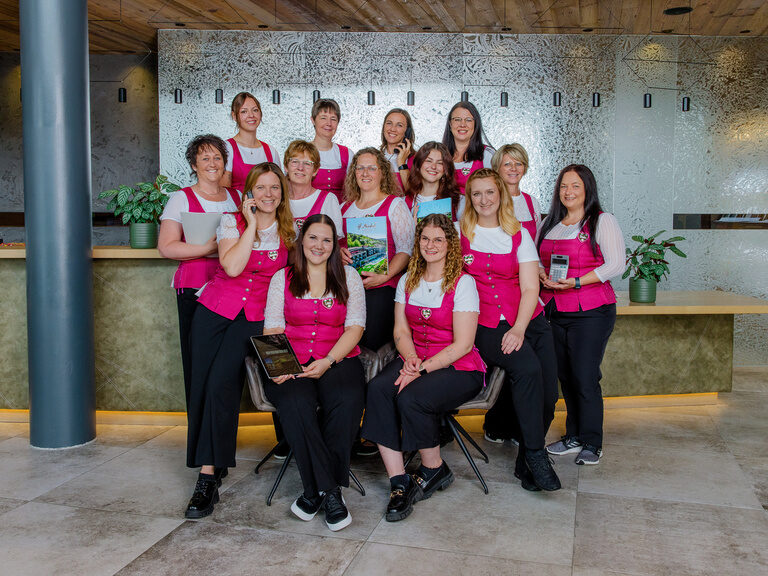 Rezeptionsteam in pinker Trachtenweste im Luxus-Wellnesshotel Hüttenhof