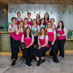 Rezeptionsteam in pinker Trachtenweste im Luxus-Wellnesshotel Hüttenhof