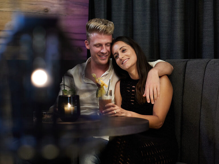 Lachendes Paar in der Bar im Hüttenhof mit Cocktail