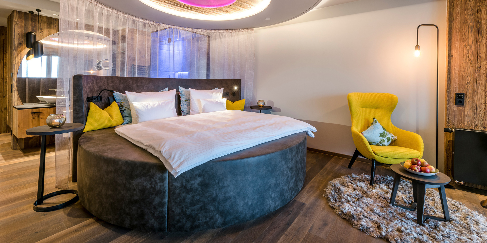 Romantikwochenende Bayern - romantisches Hotelzimmer mit eigenem Whirlpool und rundem Kuschelbett