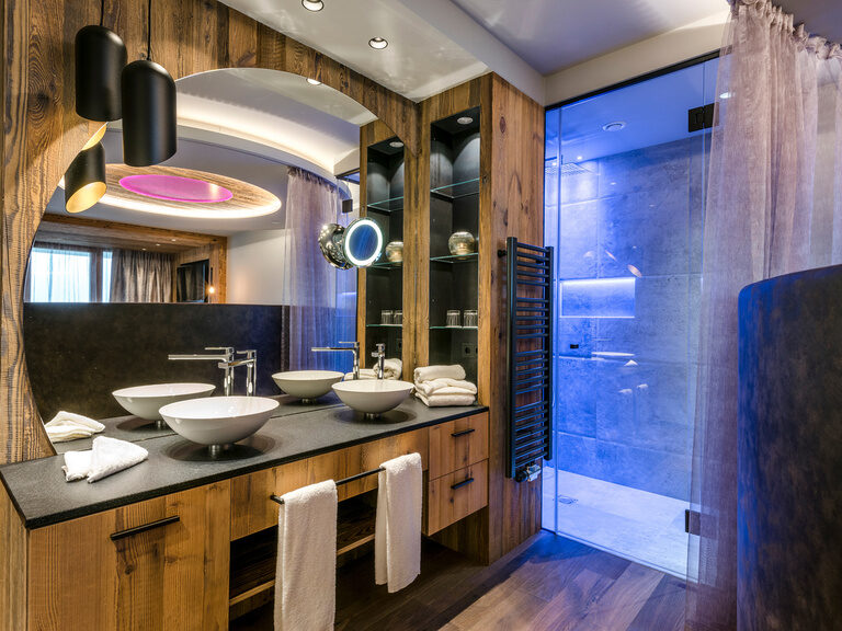 Romantisches Zimmer Wellnesshotel Bayerischer Wald - Romantikzimmer  mit großer Regendusche und offenem Bade Romantisches Zimmer Wellness Hotel Bayerischer Wald - Romantikzimmer  mit großer Regendusche und offenem Bade