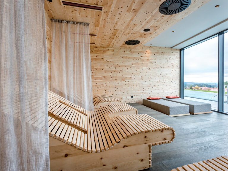 Panorama-Ruheraum mit verstellbaren Vorhängen, Holzliegen und Blick auf Bayerischen Wald