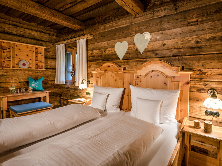 Schlafzimmer mit Doppelbett im Luxus Chalet Bayern