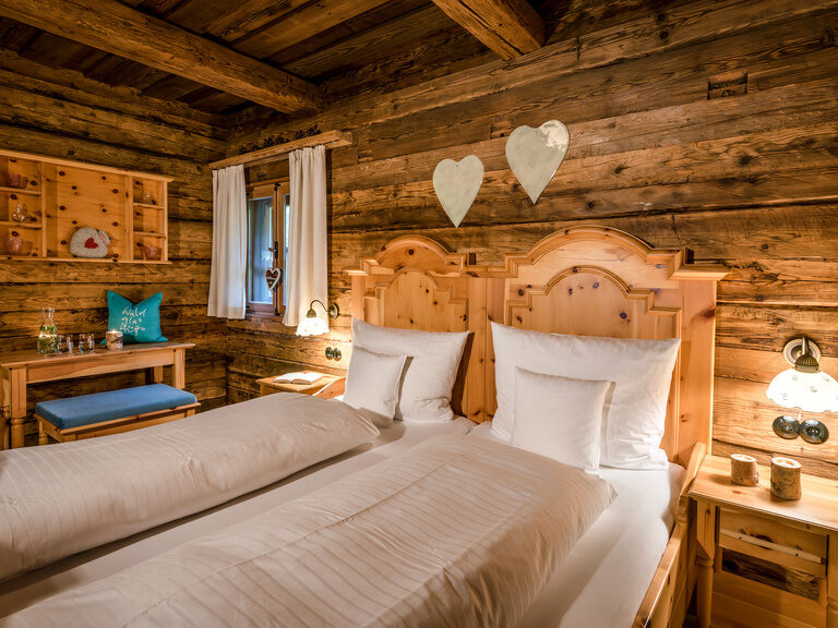 Schlafzimmer mit Doppelbett im Luxus Chalet Bayern Schlafzimmer mit Doppelbett im Luxus Chalet Bayern