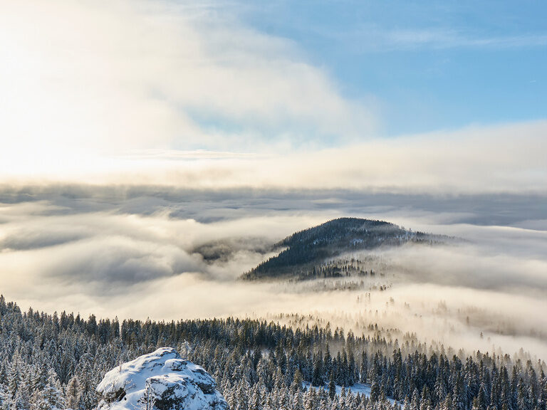 Schneeschuhwanderer im Bayerischen Wald im Winter Zwei Schneeschuhwanderer lachen und sitzen im Schnee im Bayerischen Wald