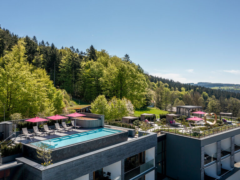 Sky-Spa mit Dachpool, Panoramasauna und Dachgarten
