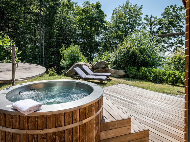 Terrasse mit Whirlpool und Liegen des Luxus Chalets Bayerischer Wald Terrasse mit Whirlpool und Liegen des Luxus Chalets Bayerischer Wald