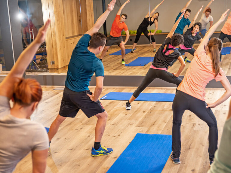 Gymnastikkurse für persönliche Fitness in unserem 4 Sterne Wellnesshotel Bayerischer Wald - inkl. Trainingsraum mit Spiegelwand