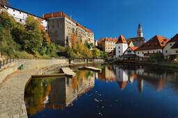 Tschechische Burg neben See und Bäumen nahe des Bayerischen Walds Tschechische Burg neben Altstadt und See, umgeben von Bäumen.
