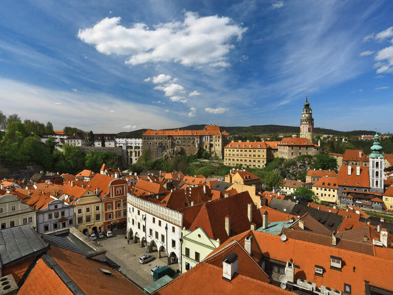 Stadt in Tschechien umrandet von Wäldern in Umgebung vom Luxushotel Hüttenhof Idyllische Stadt mit in Tschechien umgeben von Wäldern an sonnigem Tag