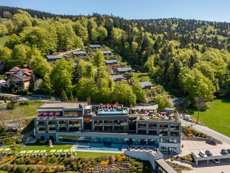 Das Wellness Hotel im Überblick, oben  das Bergdorf Bayerischer Wald und weiter unten das Wellness Hotel Bayern mit allen Außenanlagen Das Wellness Hotel im Überblick, oben  das Bergdorf Bayerischer Wald und weiter unten das Wellness Hotel Bayern mit allen Außenanlagen