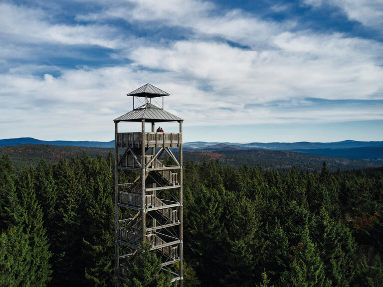 Paar wandert im Bayerischen Wald nahe des Luxushotels Hüttenhof Paar wandert am See im Bayerischen Wald entlang