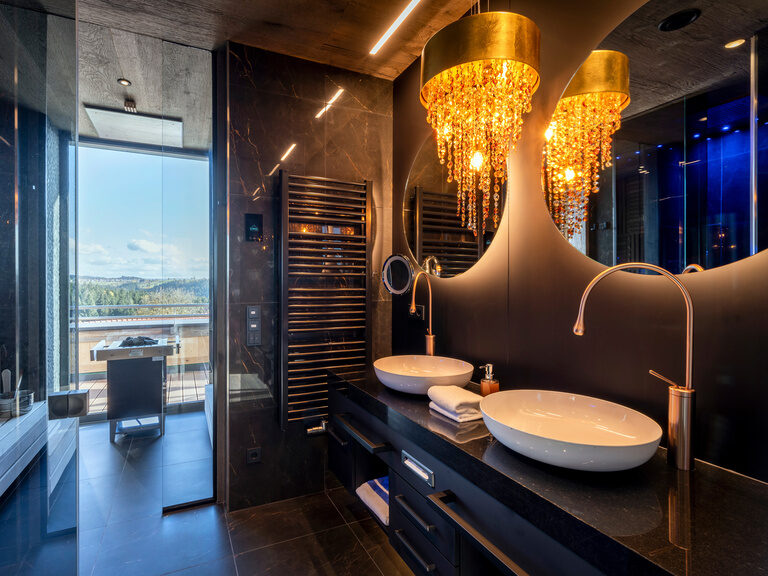 Wellness Hotel Bayrischer Wald - Zimmer mit Whirlpool und Sauna, Kaminfeuer, großer Regendusche und vielem mehr Wellness Hotel Bayrischer Wald - Zimmer mit Whirlpool und Sauna, Kaminfeuer, großer Regendusche und mehr