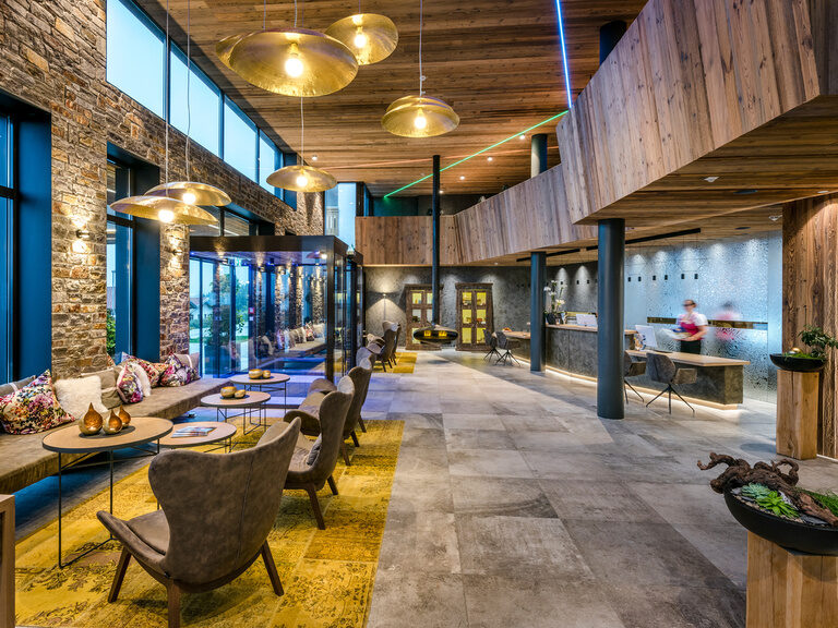 Eingangsbereich und Rezeption im 4-Sterne-Hotel Hüttenhof Moderner Eingangsbereich mit Lounge und Rezeption im Hüttenhof
