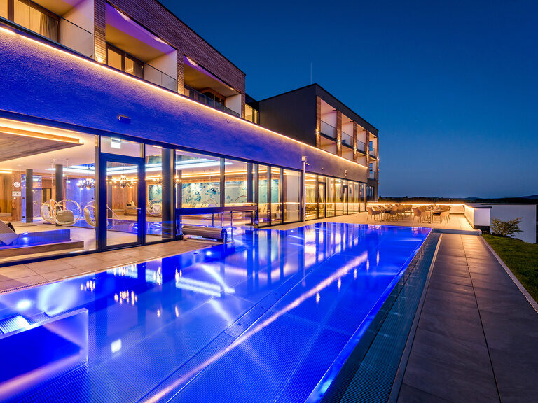 Wellnesshotel Bayerischer Wald - 4 Sterne Superior Wellness Hotel Bayerischer Wald mit Sky Pool, Infinity Poo, Saunalandschaft, Spa Suiten, Zimmer mir Whirlpool und mehrl