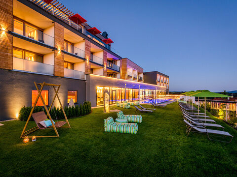 Wellnesshotel Bayerischer Wald - Romantikurlaub - Outdoor Infinity Pool mit Panoramablick über den B