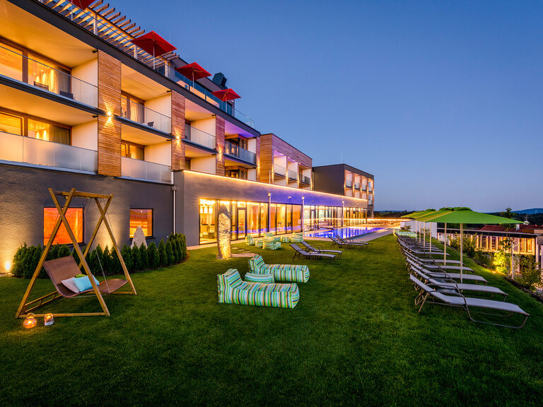 Sonnenuntergang im Wellnesshotel Bayerischer Wald - Adults Only Hotel Bayerischer Wald Außenpool bei Sonnenuntergang im Wellnesshotel Bayerischer Wald - Adults Only Hotel Bayerischer Wald