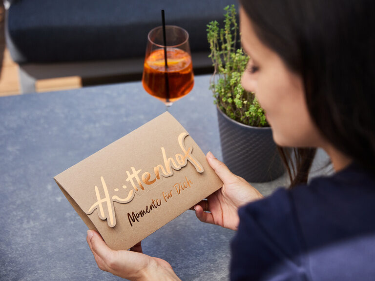 Gutschein des Wellnesshotel Hüttenhof mit goldener Aufschrift