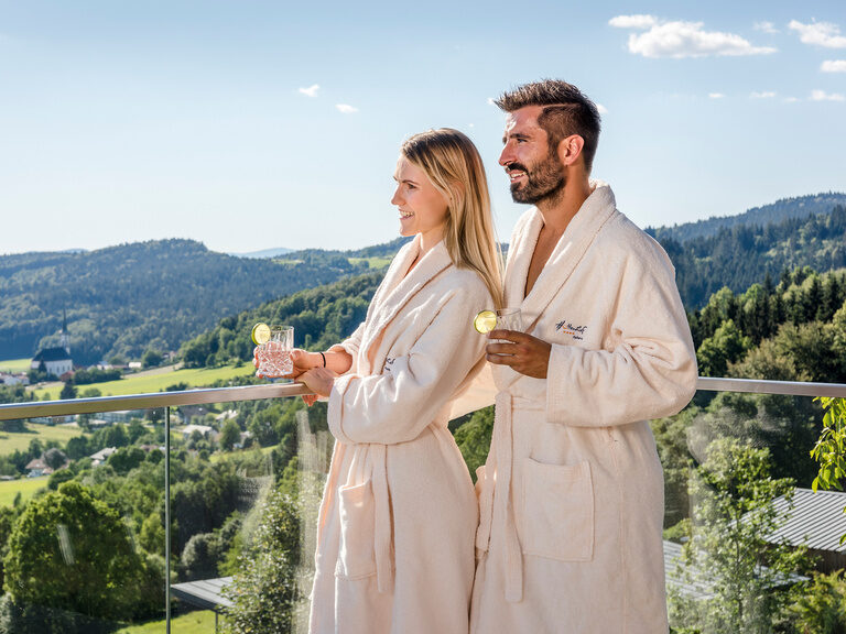 Pärchen im Sky-Spa auf der Terrasse mit Blick über den Bayerischen Wald