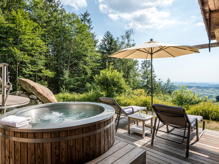Whirlpool und Liegen auf der Terrasse des Luxus Chalets Bayern mit Panoramablick auf den Bayerischen Wald Whirlpool und Liegen auf der Terrasse des Luxus Chalets Bayern mit Panoramablick auf den Bayerischen Wald