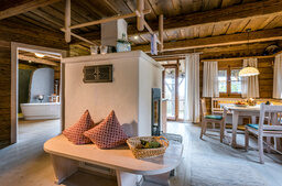 Wohnbereich im Luxus Chalet Bayerischer Wald mit freistehender Badewanne Wohnbereich im Luxus Chalet Bayerischer Wald mit freistehender Badewanne