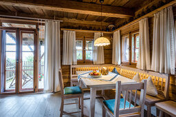 Wohnbereich mit Esstisch und Terrassenblick im Luxus Chalet Bayern im Bergdorf Hüttenhof Wohnbereich mit Esstisch und Terrassenblick im Luxus Chalet Bayern im Bergdorf Hüttenhof
