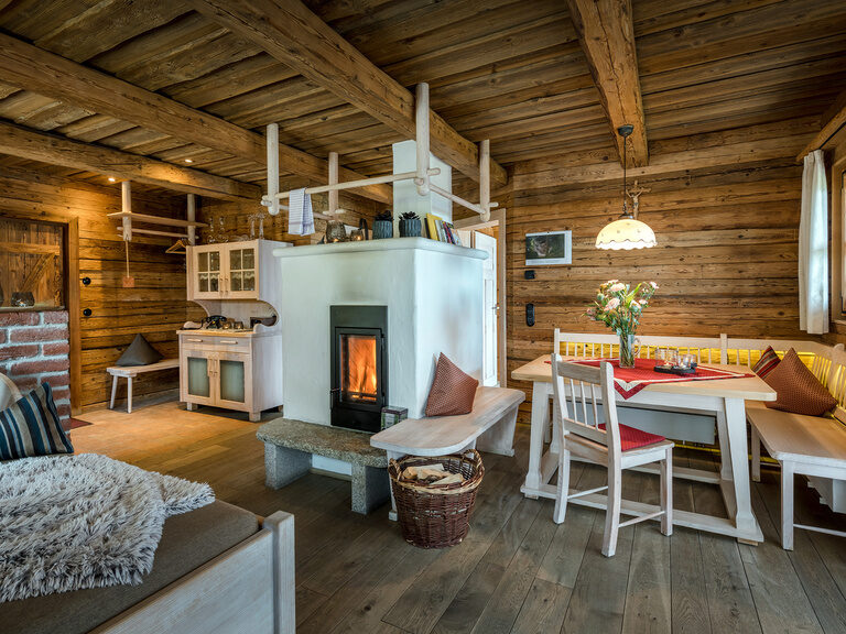 Wohnbereich im Luxus Chalet Bayern mit Kachelofen und Bett